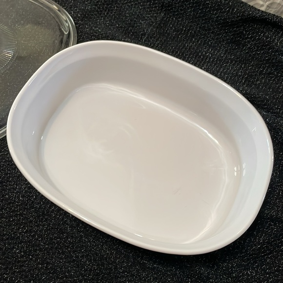 Pyrex glass serving dish with clear glass lid - Picture 9 of 11